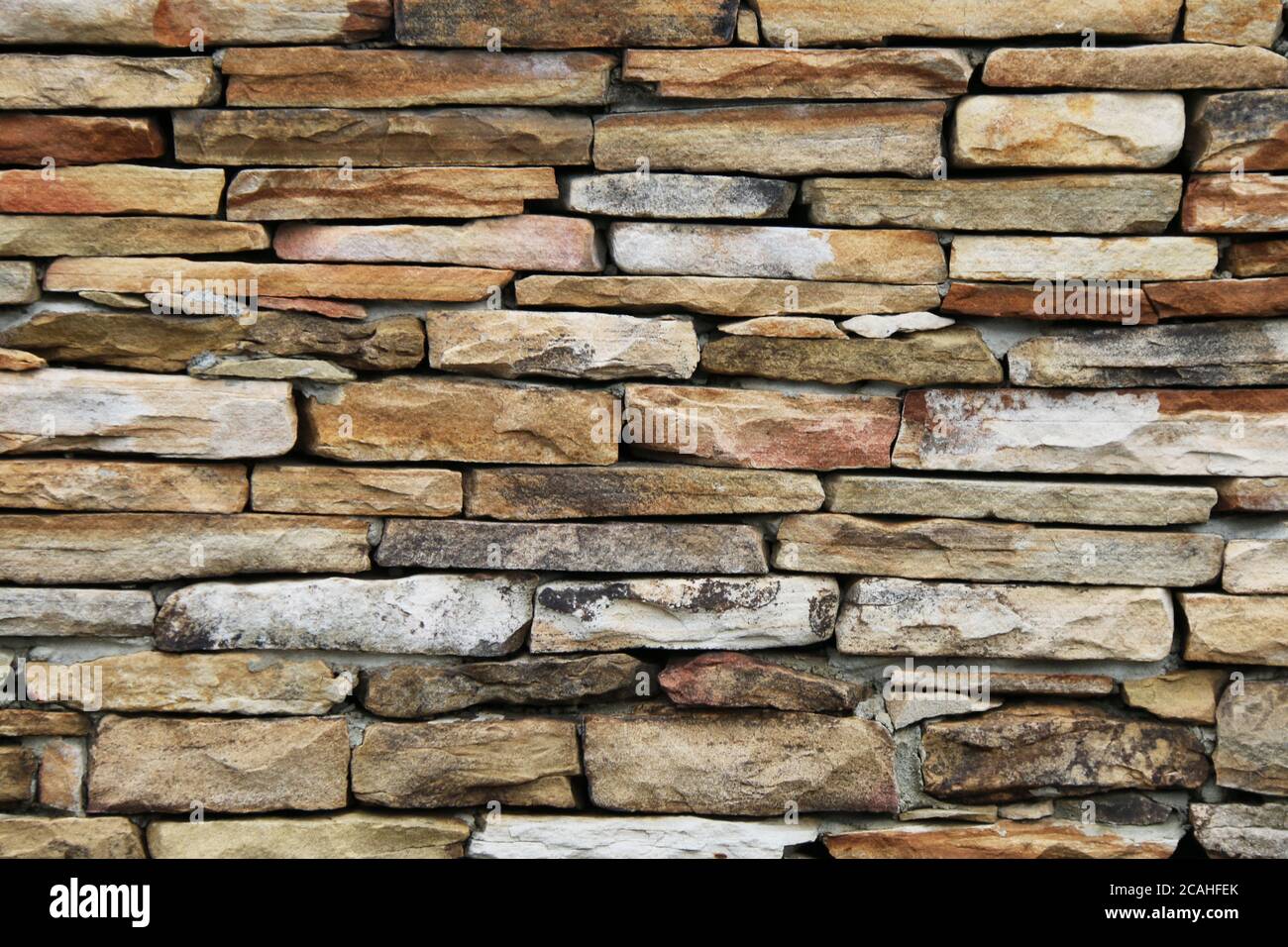 colorato marrone tan e taglio sottile stacked pietra muro di blocco con ombre e linee rette sfondo adatto sito web marketing sfondi sfondo Foto Stock