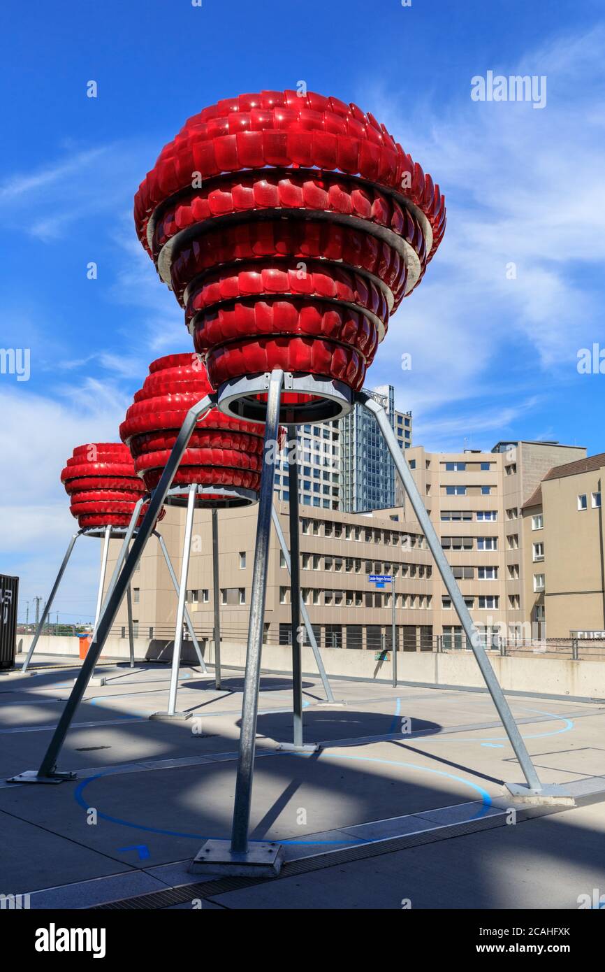 'Dortmunder Rosen' vibrante installazione di arte pubblica rossa realizzata con luci auto riciclate da Winter / Hoerbelt, fuori Dortmunder U Museum, Germania Foto Stock