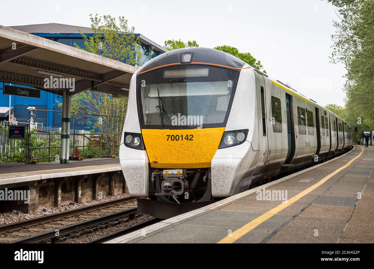 Treno passeggeri di classe 700 nella livrea Thameslink alla stazione ferroviaria di Crawley, West Sussex, Inghilterra. Foto Stock