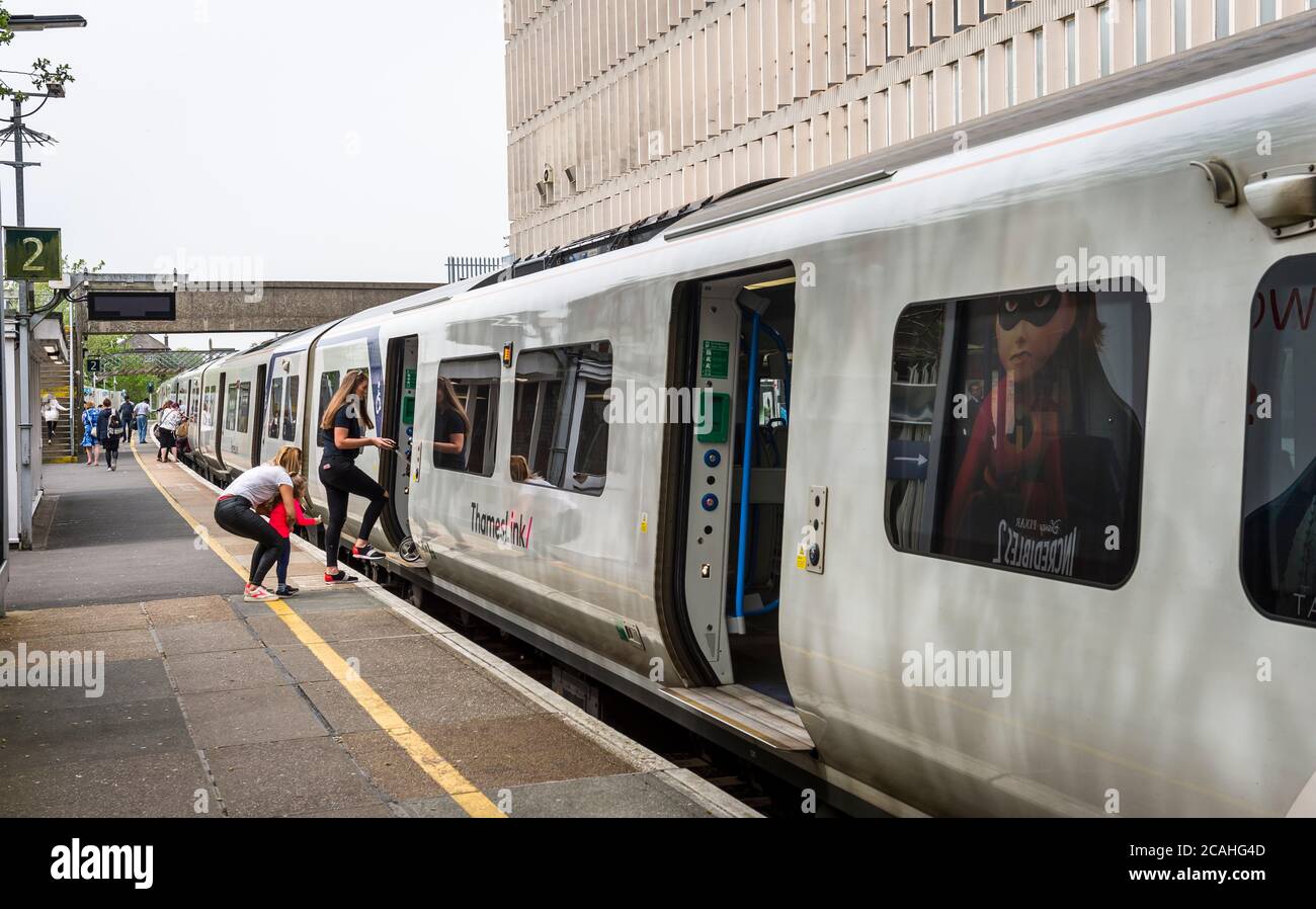 I passeggeri salono a bordo di un treno di classe 700 nella livrea Thameslink alla stazione ferroviaria di Crawley, West Sussex, Inghilterra. Foto Stock