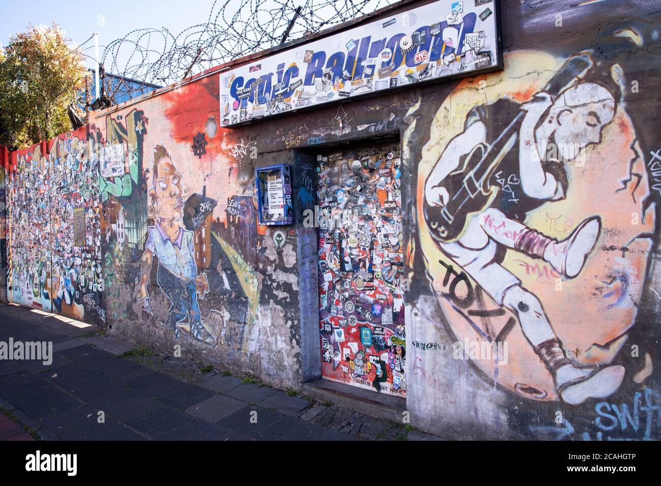 Adesivo sul cancello d'ingresso del Punk-Rock Club Sonic Ballroom nel quartiere Ehrenfeld, Colonia, Germania. Aufkleber auf dem Eingangstor zum Punk Foto Stock