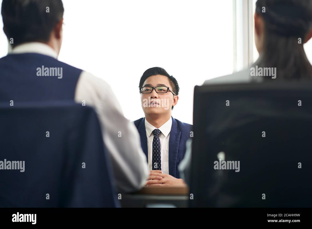 giovane candidato di lavoro di uomo d'affari asiatico che parla con la gente di hr durante il colloquio di lavoro Foto Stock