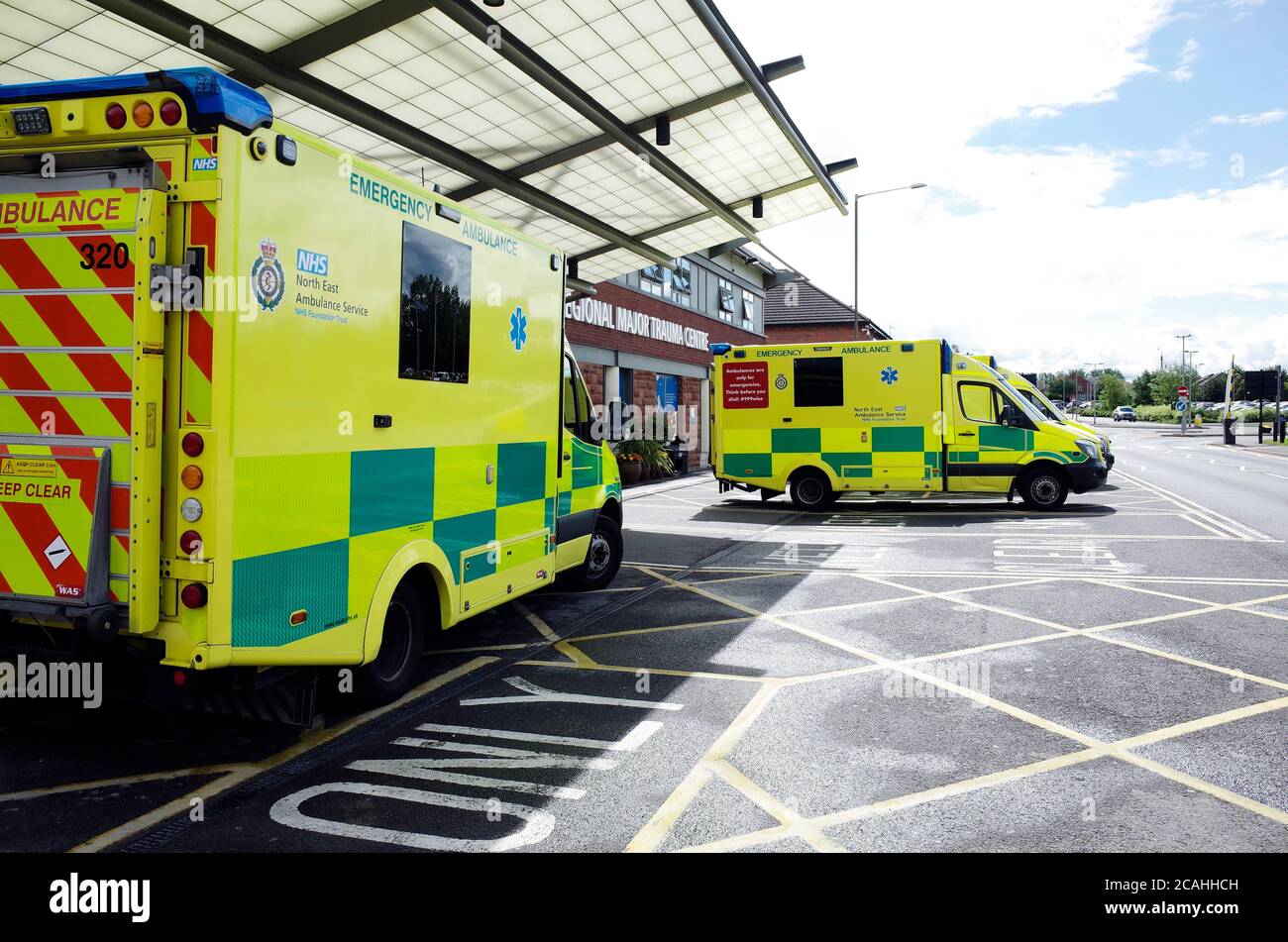 NHS ambulanze fuori del Regional Major Trauma Center o di emergenza e di intervento in caso di incidenti a Jame's Cook University Hospital Middlesbrough Foto Stock