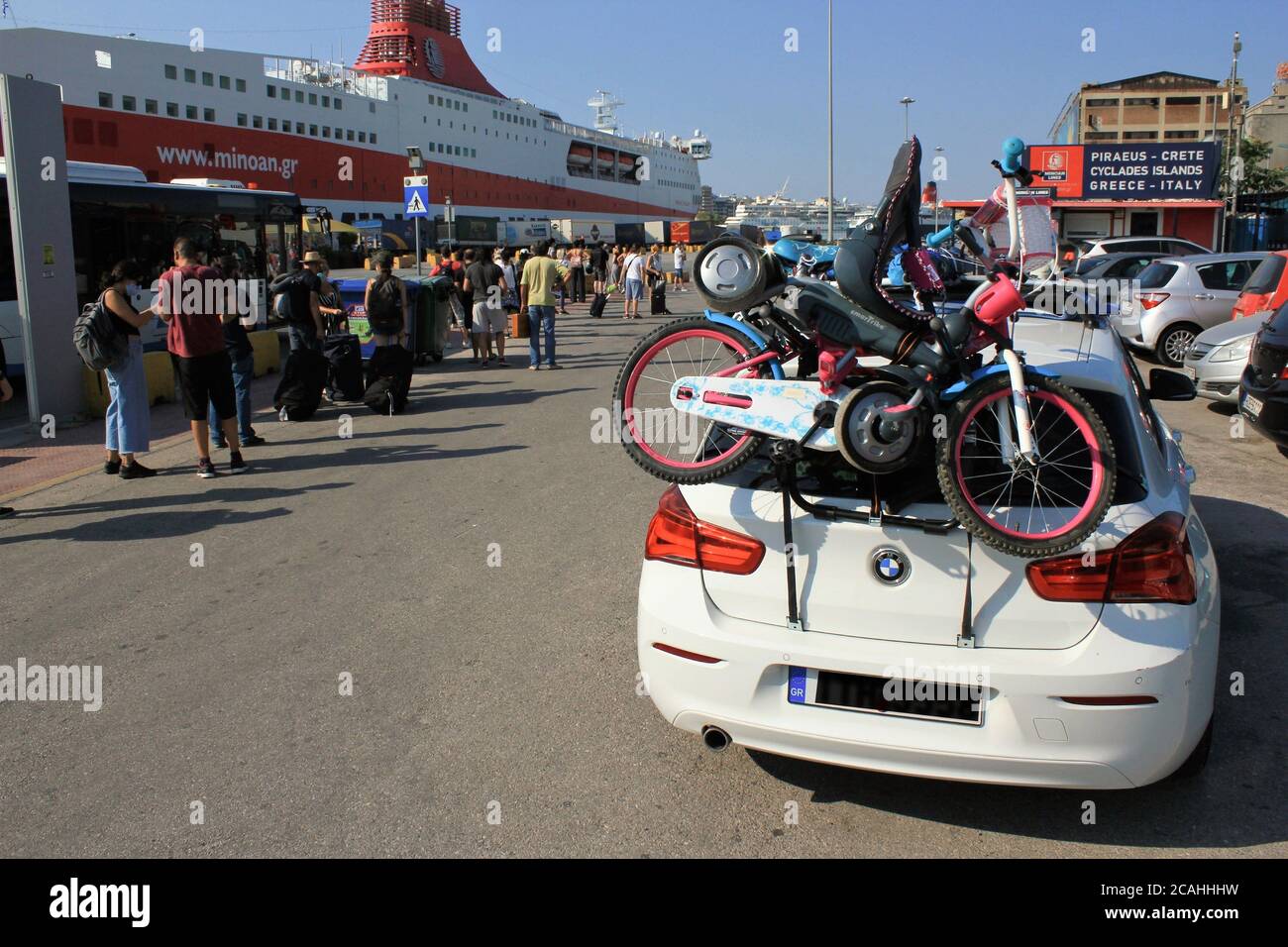 Grecia, Pireo, 1 agosto 2020 - i passeggeri in attesa di acquistare i biglietti e imbarcarsi su un traghetto con isole greche come destinazione. Foto Stock