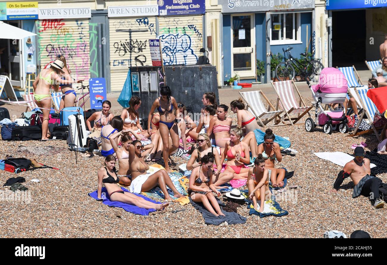 Brighton UK 7 agosto 2020 - le folle affollano la spiaggia di Brighton mentre godono il sole su quello che si è previsto essere il giorno più caldo dell'anno finora con le temperature che raggiungono l'alto 30 in alcune parti del Sud-Est oggi : Credit Simon Dack / Alamy Live News Foto Stock