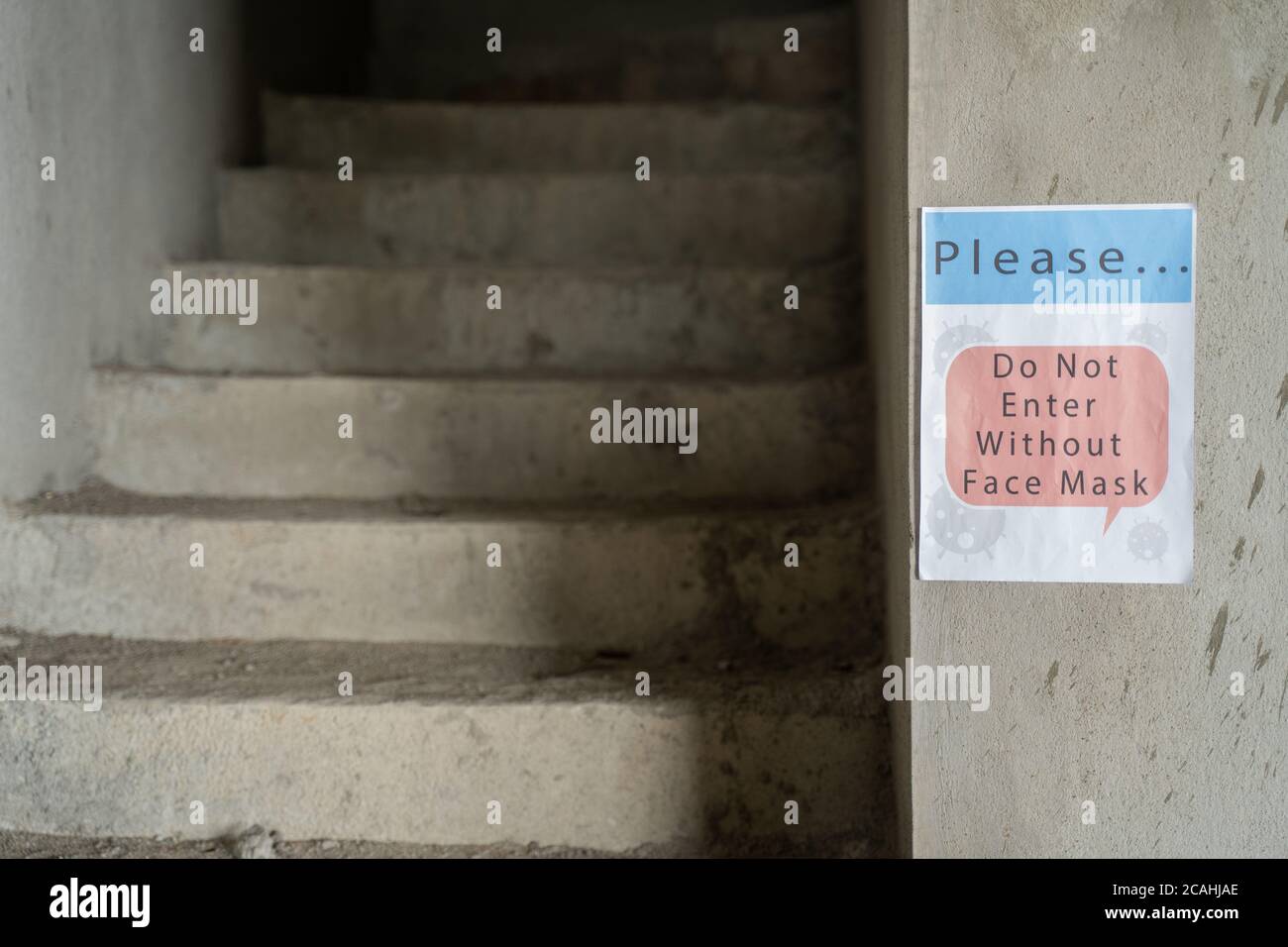 cartellonistica che mostra di non entrare senza maschera sul luogo di lavoro industriale a causa di coronavirus o covid-19 pandamic - concetto di industria o. Foto Stock