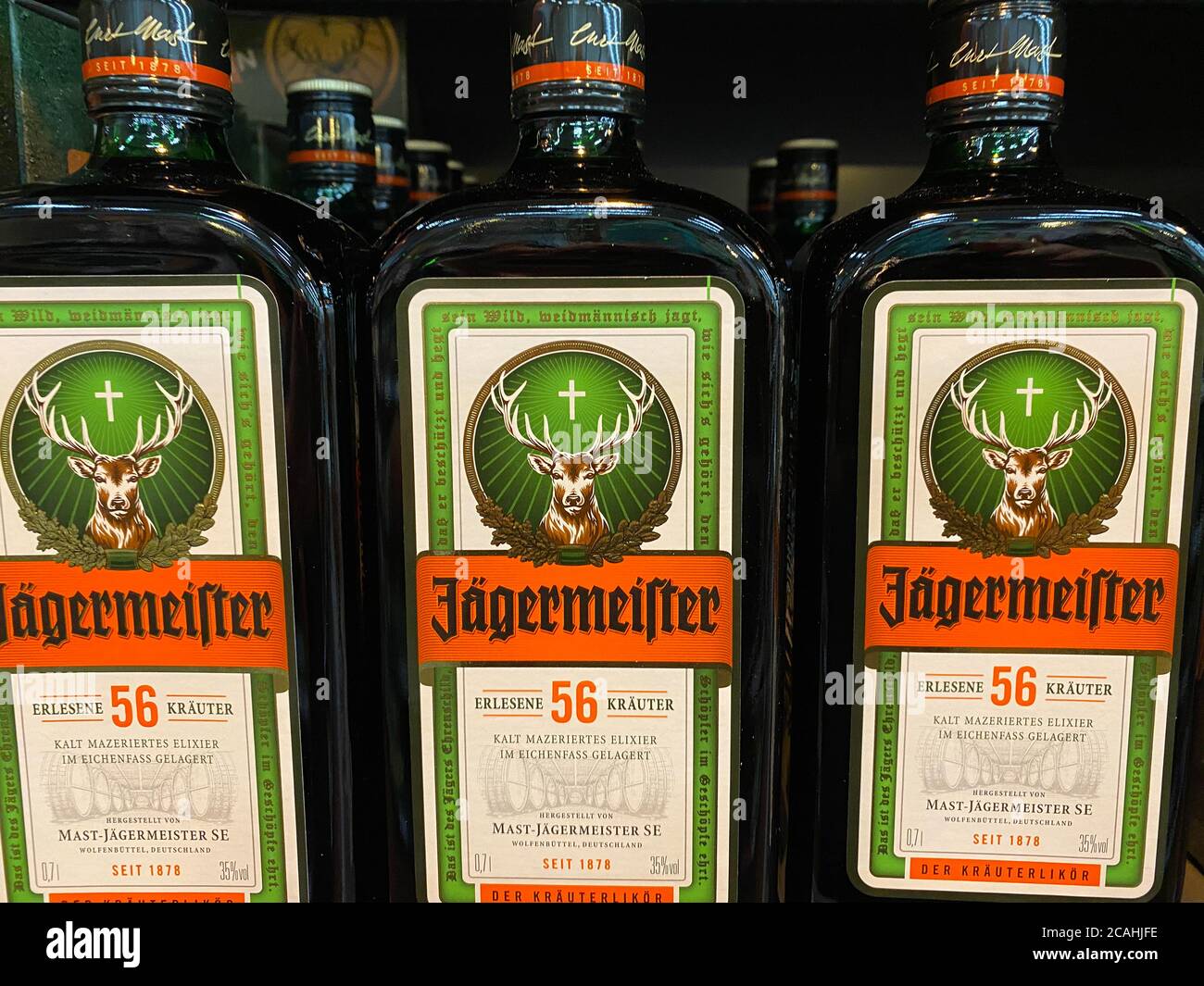 Viersen, Germania - 9 luglio. 2020: Closeup di bottiglie isolate Jägermeister spirito in mensola del supermercato tedesco Foto Stock