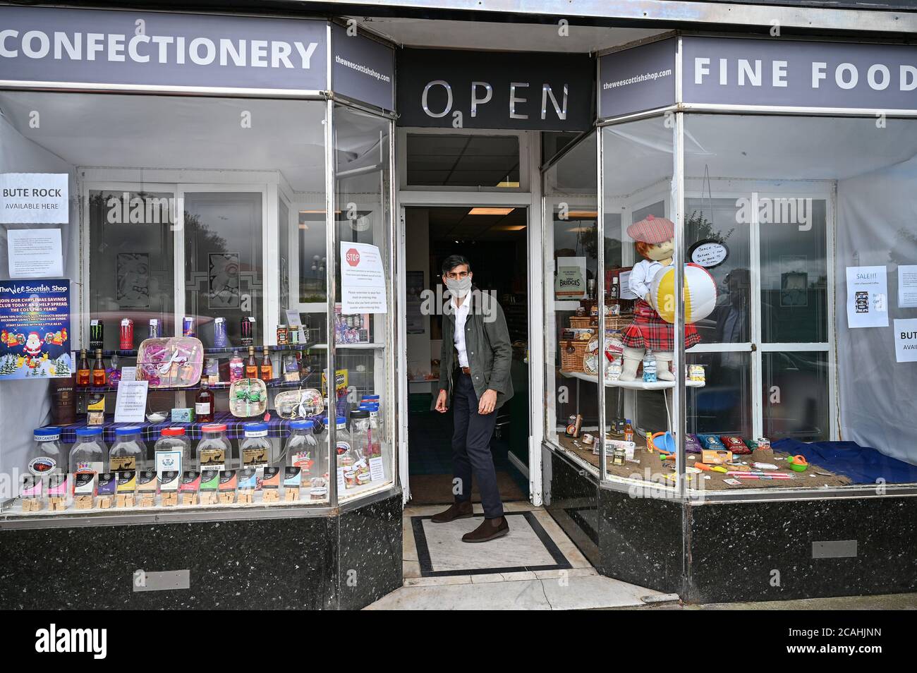 Il Cancelliere dello scacchiere Rishi Sunak visita il Wee Scottish Shop durante una visita a Rothesay sull'Isola di Bute, Scozia. Foto Stock