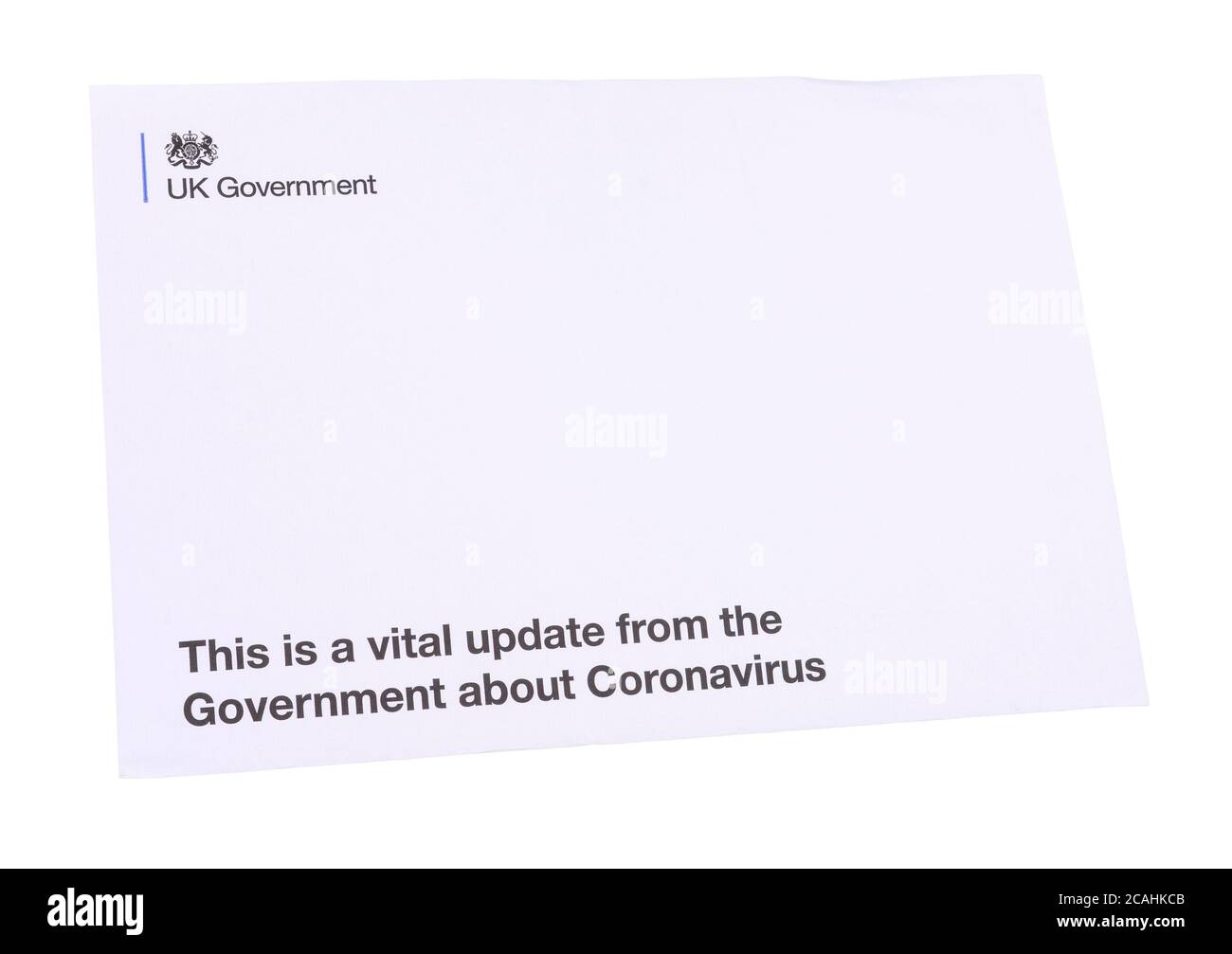 Busta di lettera dal governo del Regno Unito ad ogni famiglia nel Regno Unito con gli aggiornamenti vitali circa Coronavirus e le regole di blocco, isolato su bianco Foto Stock