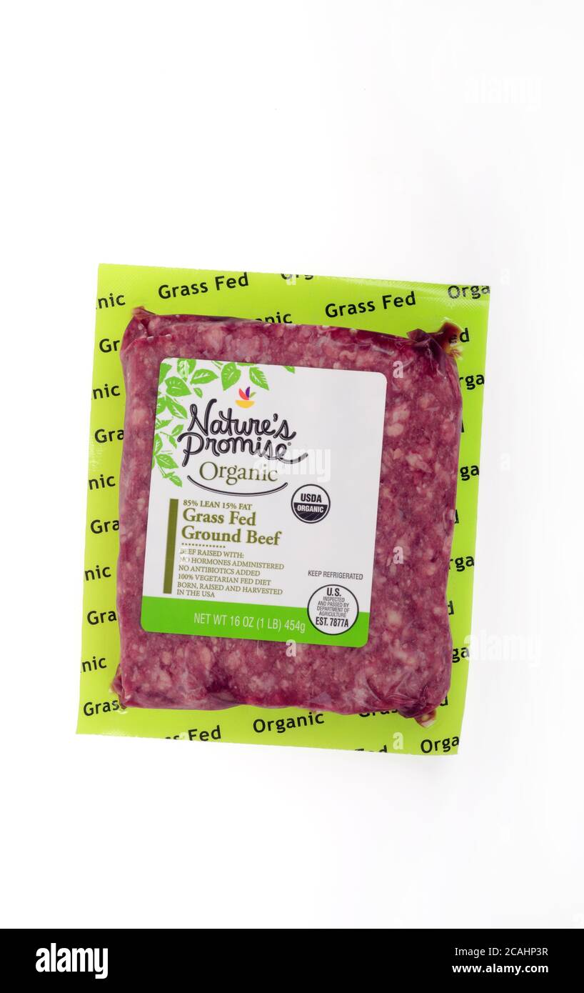 Il pacchetto di carni bovine a base di erba biologica alimentate da carne macinata da parte della promessa di Nature Stop & Shop su bianco Foto Stock