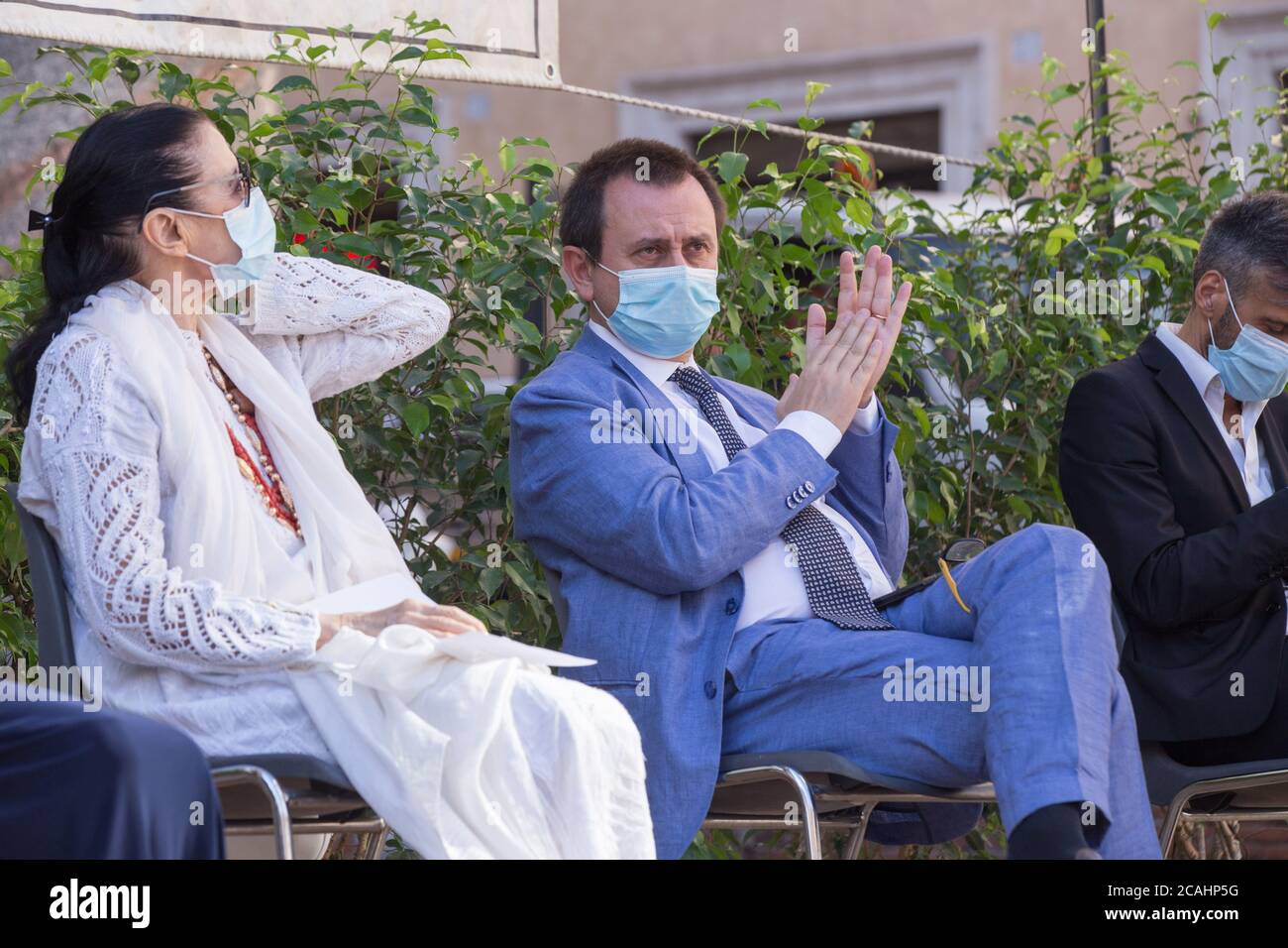 Roma, Italia. 06 agosto 2020. Carla Fracci e Ettore Rosatodurante la cerimonia di fronte al Pantheon di Roma per celebrare il 75° anniversario del lancio della bomba nucleare nella città giapponese di Hiroshima durante la seconda guerra mondiale. Carla Fracci era presente anche per Save the Children (Photo by Matteo Nardone/Pacific Press/Sipa USA) Credit: Sipa USA/Alamy Live News Foto Stock