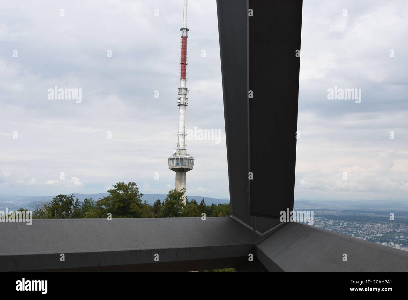 Torre televisiva Uetliberg in cemento autoportante utilizzata per la trasmissione radio e televisiva su Uto Kulm vicino Zürich, Svizzera. Vista dalla torre Uetliberg Look. Foto Stock