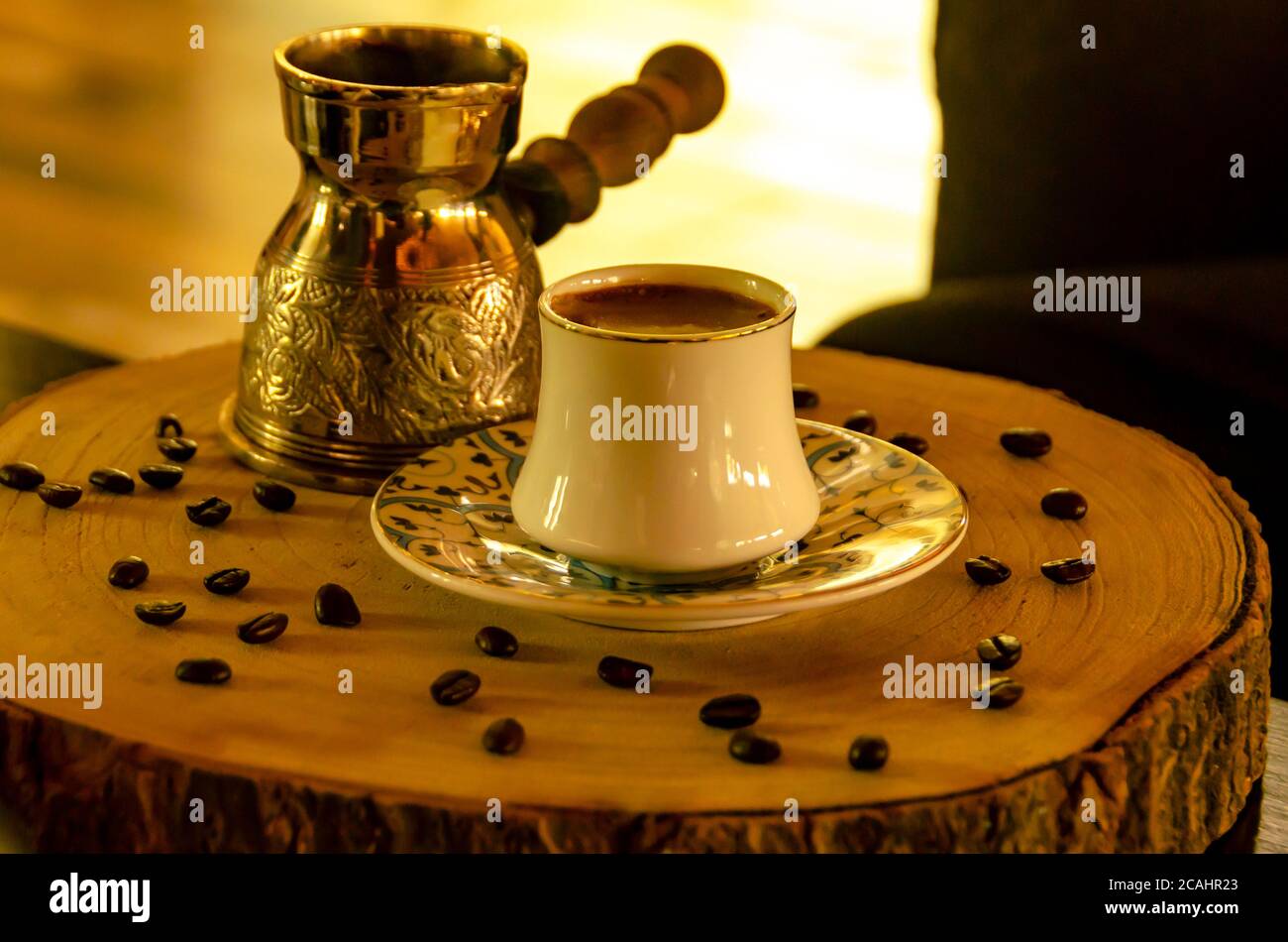 Caffè turco su un vassoio di legno Foto Stock