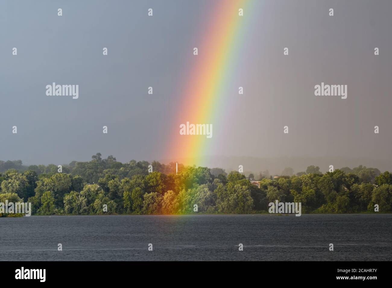 La fine di un arcobaleno durante una tempesta sul fiume Susquehanna nel nord-est degli Stati Uniti. Foto Stock