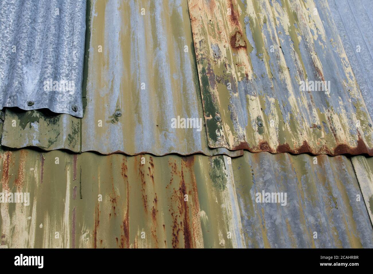 Fogli di ferro corrugati verniciati arrugginiti Foto Stock