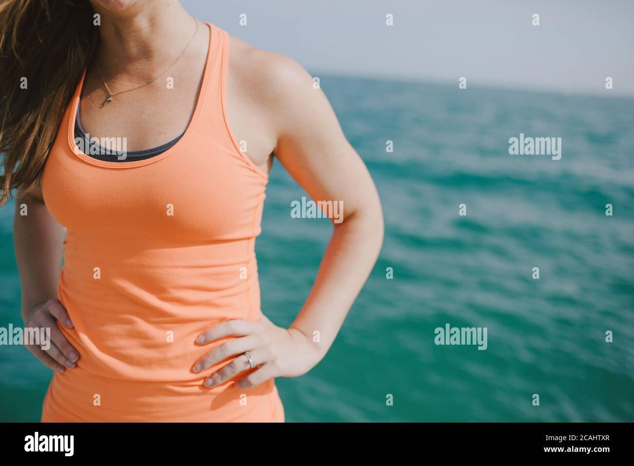 Donna che lavora fuori a casa e outside.Yoga e correre sono grandi fonti di esercizio e non prendere alcuna attrezzatura. Rimani a distanza sociale e mettiti in forma Foto Stock