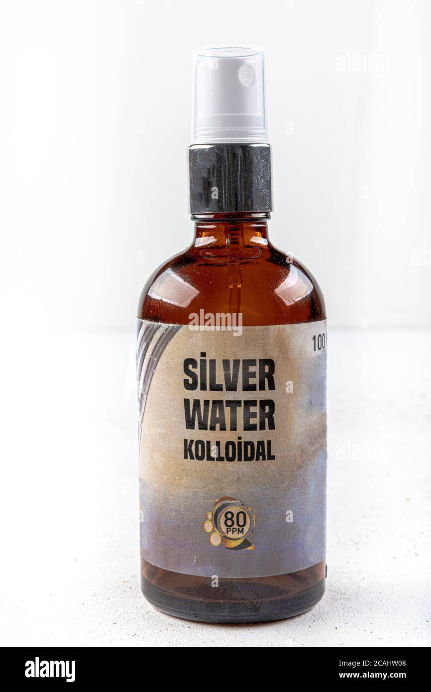 Bottiglia di acqua colloidale (acqua argentata) isolata su fondo bianco. Foto Stock