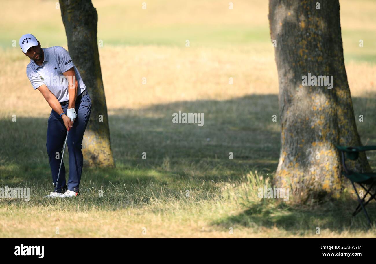 Adrian Otaegui di Spagna gioca un colpo attraverso gli alberi durante il secondo giorno del campionato inglese all'Hanbury Manor Marriott Hotel and Country Club, Hertfordshire. Venerdì 7 agosto 2020. Vedere PA storia GOLF Ware. Il credito fotografico dovrebbe essere: Adam Davy/PA Wire. RESTRIZIONI: Uso editoriale, nessun uso commerciale. Foto Stock