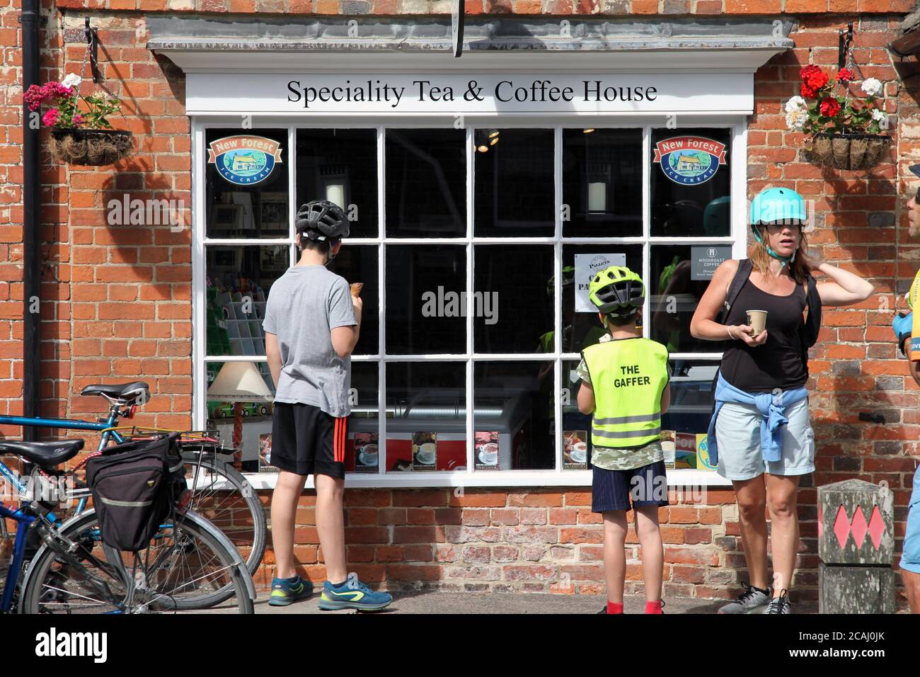I ciclisti si fermano per riposare e gelati presso la Specialist Tea and Coffee House a Beaulieu Village, New Forest, Beaulieu, Hampshire, Inghilterra, Regno Unito, agosto 2020 Foto Stock