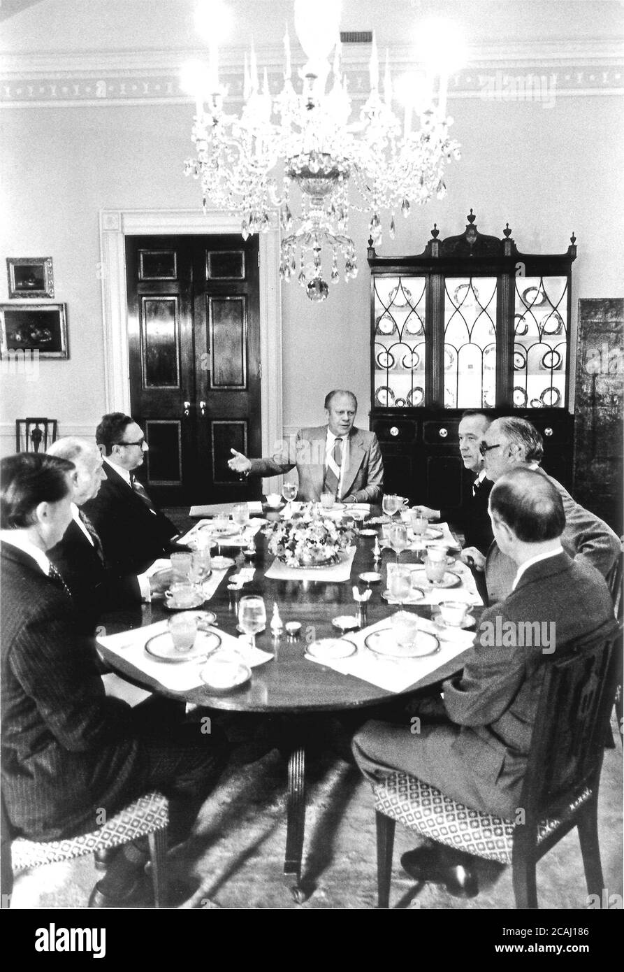 In questa foto, il presidente degli Stati Uniti Gerald R. Ford conduce una colazione bipartisan alla Casa Bianca a Washington, D.C. il 15 agosto 1974. In senso orario dal Presidente Ford: Senatore degli Stati Uniti Henry M. 'Scoop' Jackson (democratico di Washington); senatore degli Stati Uniti Abraham Ribicoff (democratico del Connecticut); generale maggiore Brent Scowcroft, consulente per la sicurezza nazionale; William Timmons, Aide legislativo al Presidente; senatore degli Stati Uniti Jacob Javits (repubblicano di New York); E il Segretario di Stato degli Stati Uniti Henry Kissinger.credito obbligatorio: David Hume Kennerly / Casa Bianca via CN Foto Stock