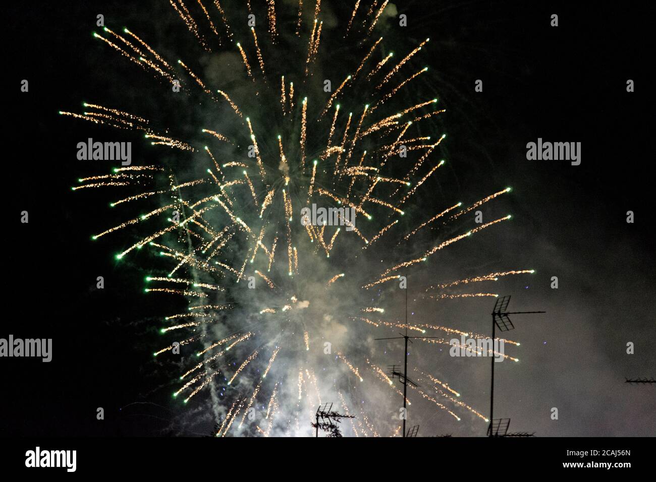 Fuochi d'artificio in un quartiere di Madrid per celebrare i festival locali. Foto Stock