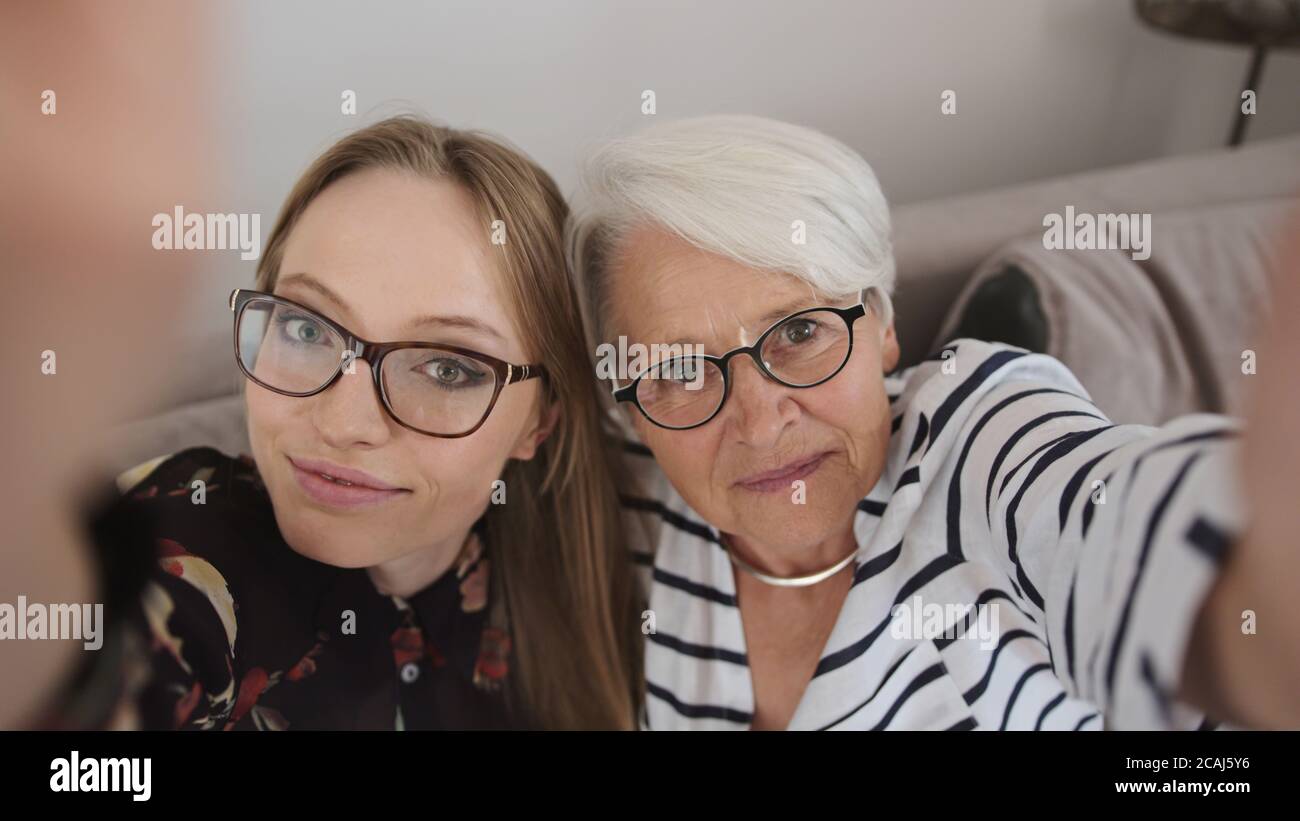 Madre e figlia che prendono un selfie ar che ha una videochiamata. Persone reali. Foto di alta qualità Foto Stock