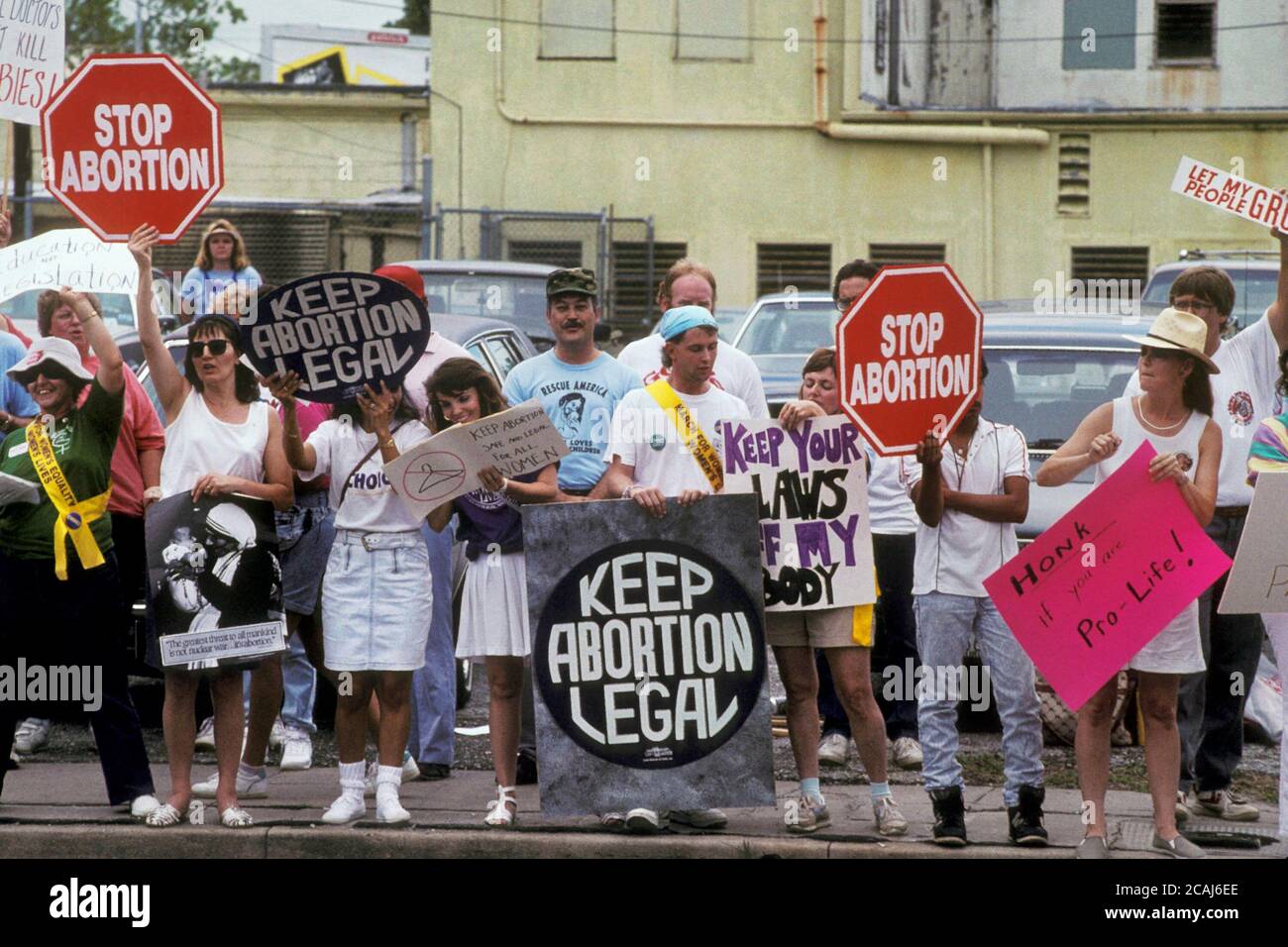 Houston, Texas USA: I sostenitori pro e anti-aborto si radunano di fronte a una clinica Planned Parenthood. ©Bob Daemmrich Foto Stock