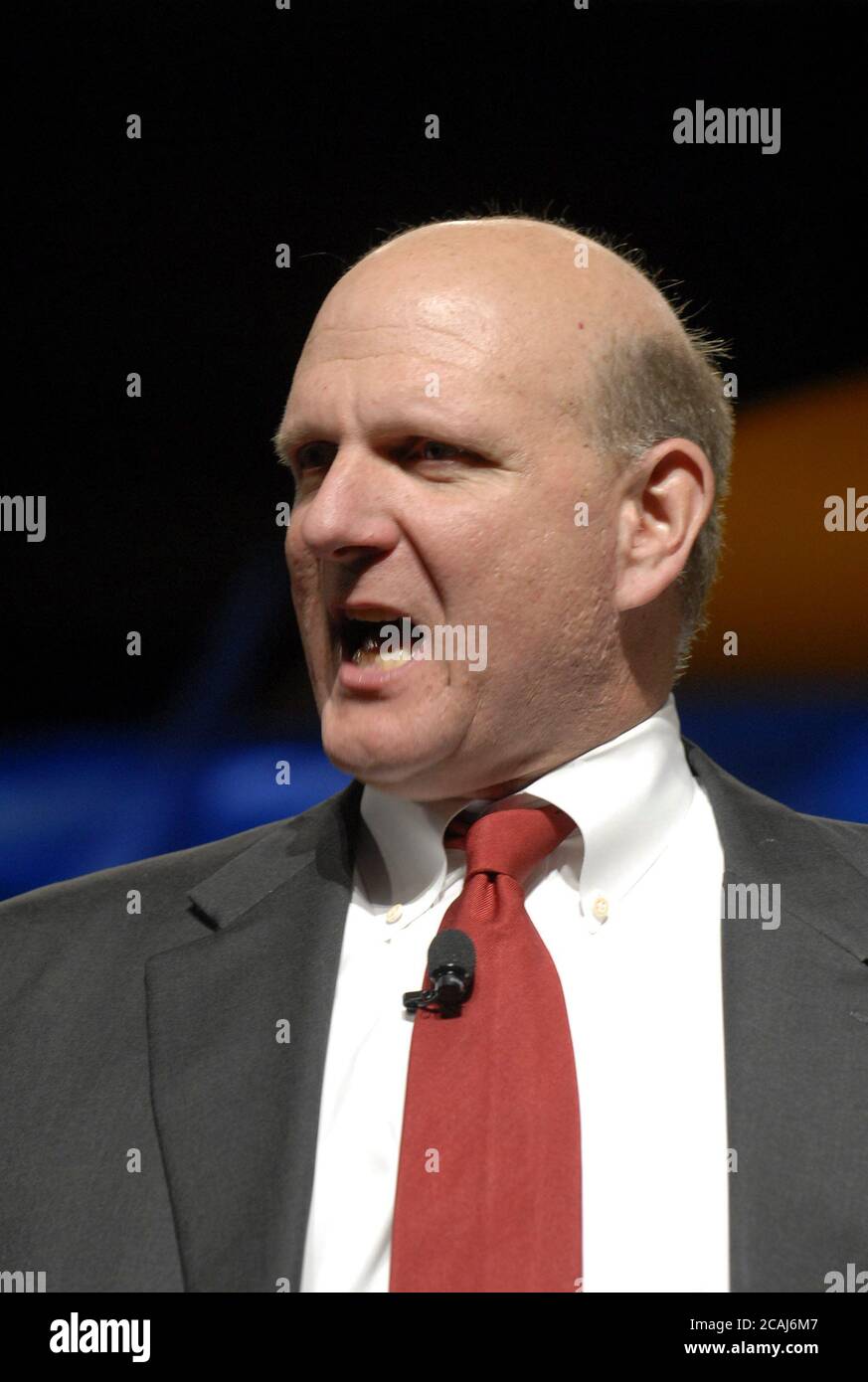 Austin, Texas USA, 3 maggio 2006: Steve Ballmer, Chief Executive Officer (CEO) di Microsoft Corporation, parla dei piani della sua azienda per il futuro della tecnologia al World Congress of Information Technology (WCIT) di Austin. Il Congresso biennale ospita 2.100 leader high tech di tutto il mondo per una sessione di una settimana. ©Bob Daemmrich Foto Stock