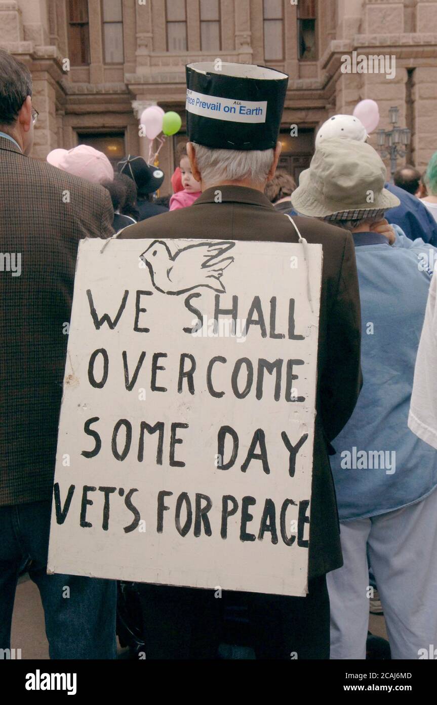 Austin Texas USA: Il veterano militare indossa un cartello che saluta la lotta per i diritti civili durante Martin Luther King Jr. Festa di un giorno al Campidoglio del Texas. ©Janis Daemmrich Foto Stock