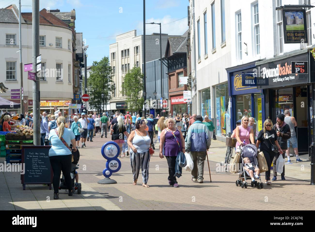 Gli amanti dello shopping per le strade di Doncaster nel South Yorkshire durante La pandemia COVID-19 del 2020 Foto Stock