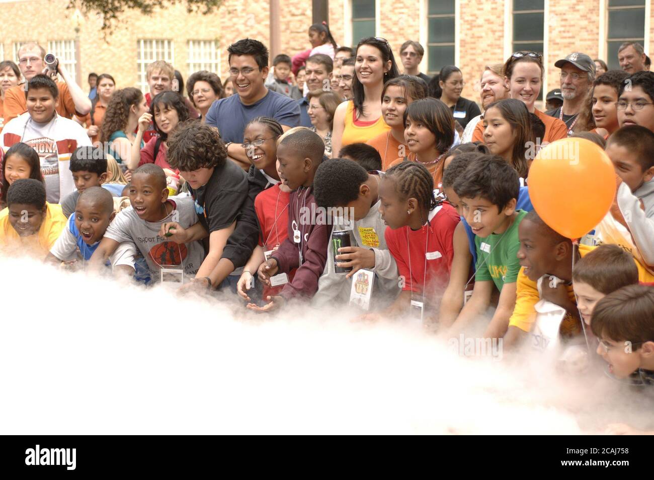 Austin, Texas, 4 marzo 2006: I bambini guardano un "Chemistry Circus" messo in scena dal professor David Laude come parte di una open House "Explore UT" presso l'Università del Texas ad Austin. Gli studenti guardano una mongolfiera piena di elio che esplode al Chemistry Circus. ©Bob Daemmrich Foto Stock