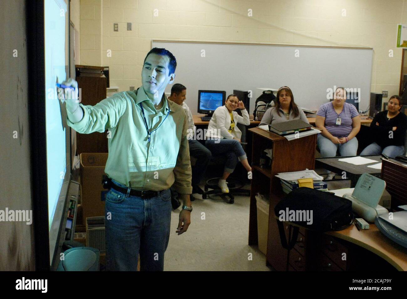 Brownsville, Texas USA, gennaio 2006: Insegnante che utilizza apparecchiature di proiezione in aula. ©Bob Daemmrich Foto Stock