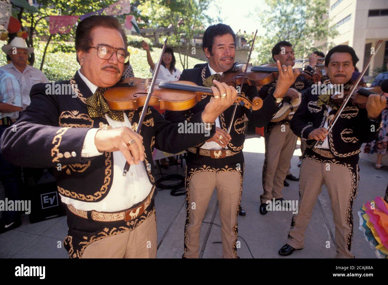 I membri di una band mariachi celebrano Diez Y Seis mentre suonano canzoni tradizionali sul lungofiume di San Antonio, Texas. ©Bob Daemmrich Foto Stock