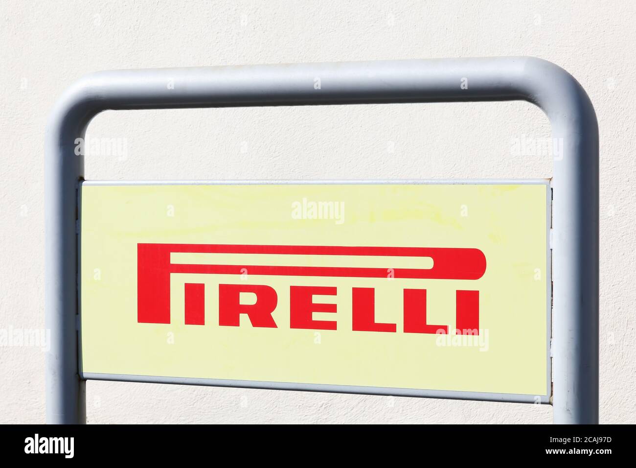 Creches, Francia - 15 marzo 2020: Logo Pirelli su un pannello. Pirelli è una multinazionale con sede a Milano Foto Stock