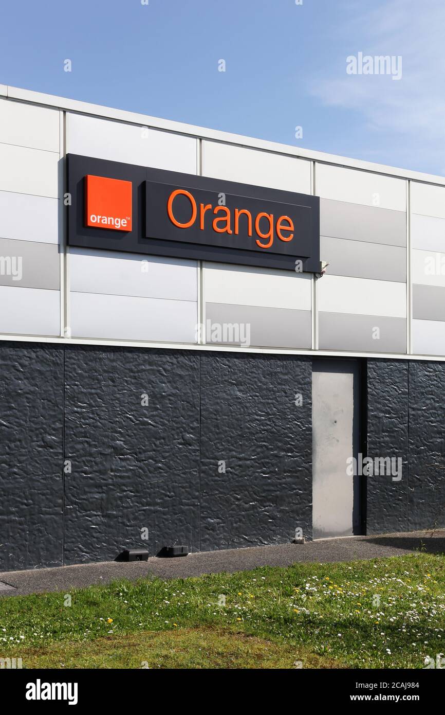 Creches, Francia - 15 marzo 2020: Edificio arancione e negozio in Francia. Orange, ex France Telecom, è una multinazionale francese nel settore delle telecomunicazioni Foto Stock