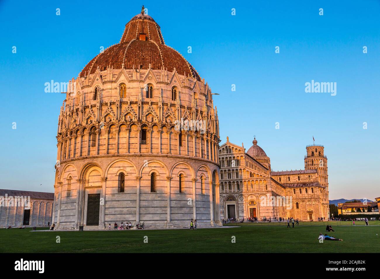 Battistero di Pisa in una serata estiva in Italia Foto Stock