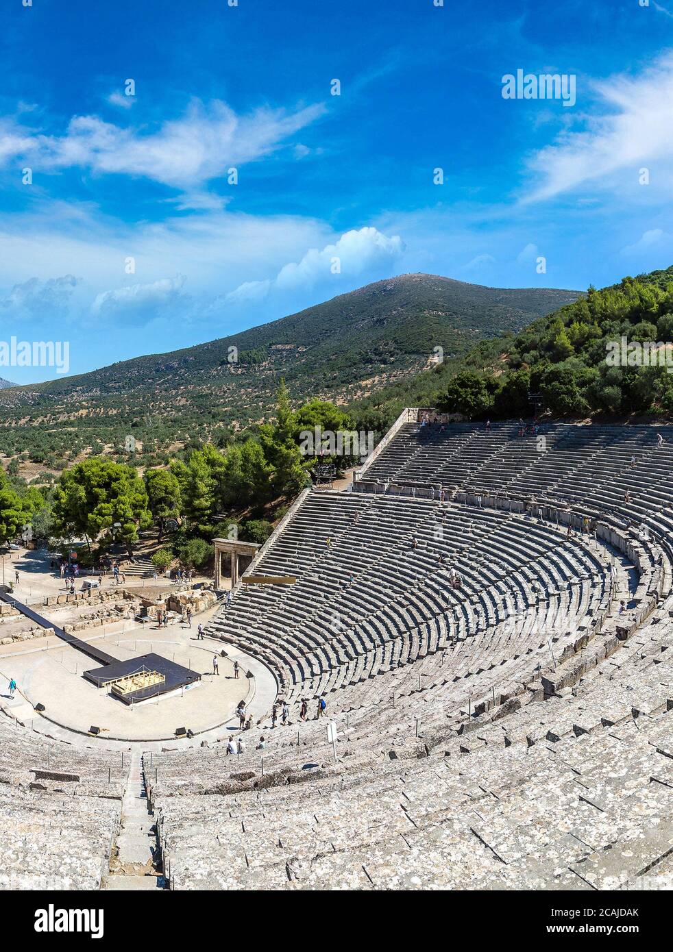 Antico teatro Epidauro, Argolida, Grecia in una giornata estiva Foto Stock