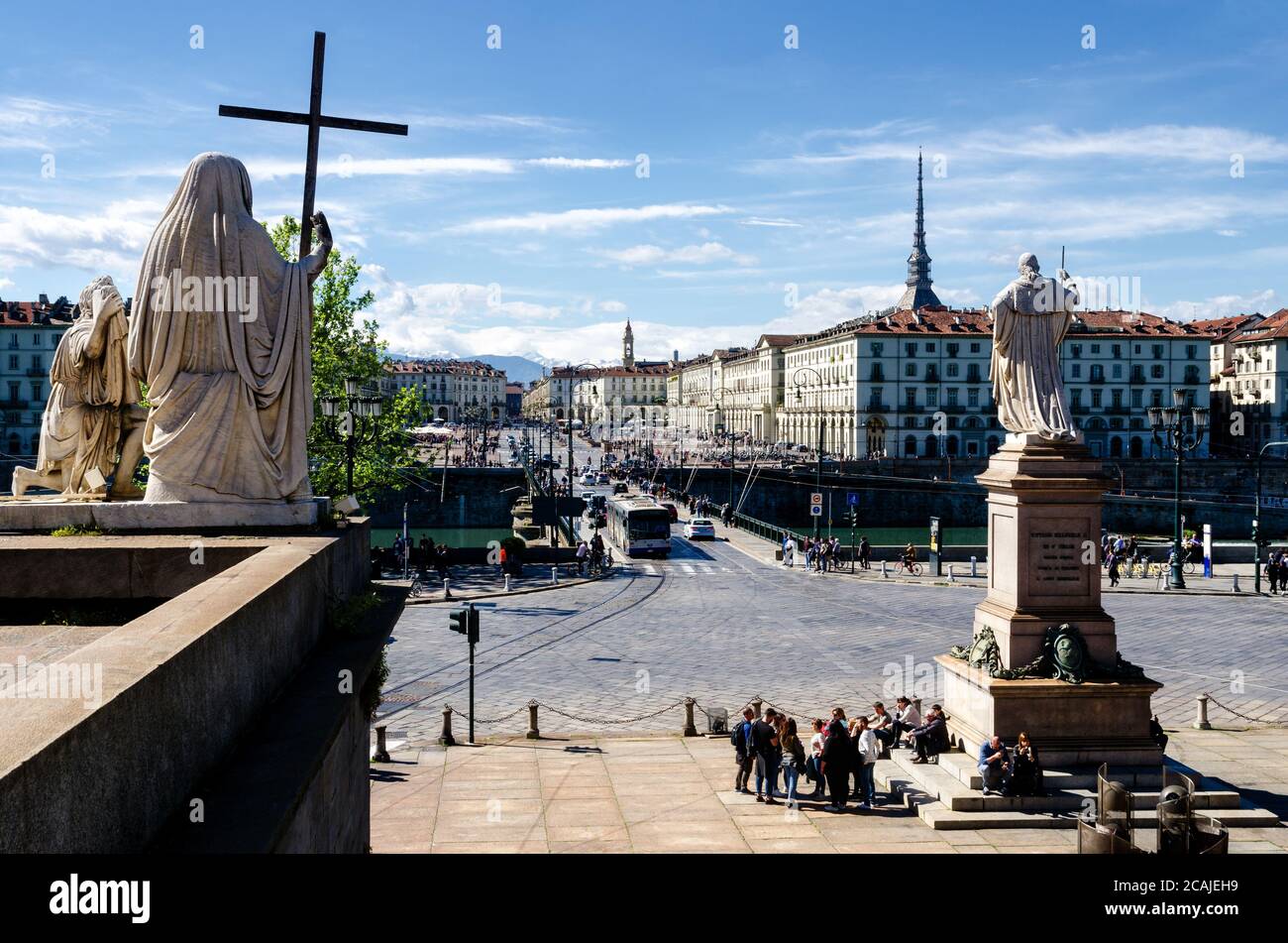 TORINO, ITALIA - 7 MAGGIO 2017: Chiesa della Gran Madre di Dio a Torino (Piemonte, Italia), particolare della scultura 'religione' che tiene una croce verso la Foto Stock