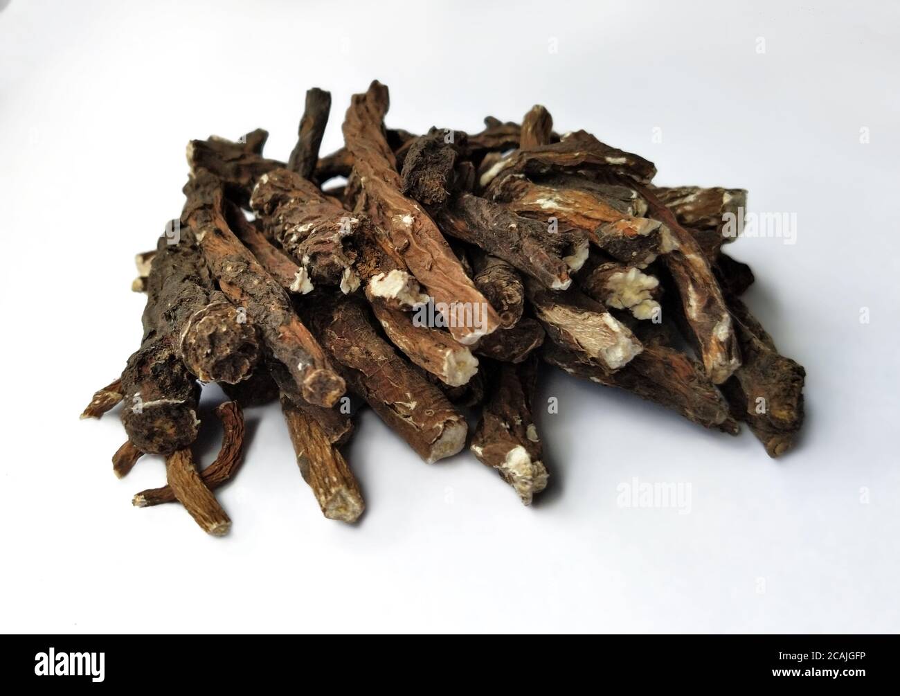 radici di dente di leone su un fondo bianco. medicina di erbe. un mazzo di bastoni, una pianta medicinale e un trattamento per roditori Foto Stock