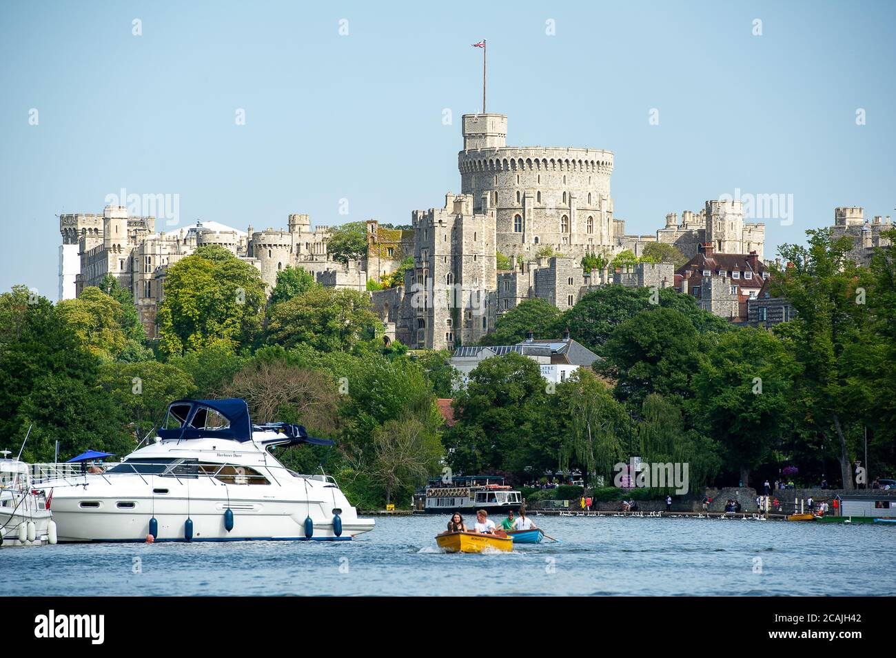 Windsor & Eton, Berkshire, Regno Unito. 7 agosto 2020. Un pomeriggio pieno di impegni sul Tamigi mentre le persone si godono l'onda di calore. Credit: Maureen McLean/Alamy Live News Foto Stock