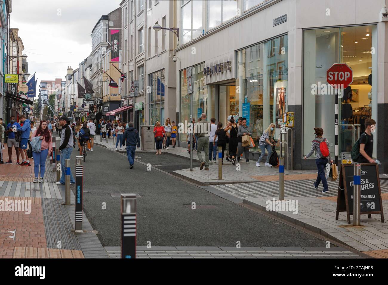 Cork, Irlanda. 7 agosto 2020. Clima caldo per il fine settimana, Cork City. Gli amanti dello shopping hanno riempito la città oggi per prendere il sole e godersi il caldo tempo che è previsto per continuare per il fine settimana. Credit: Damian Coleman/Alamy Live News Foto Stock