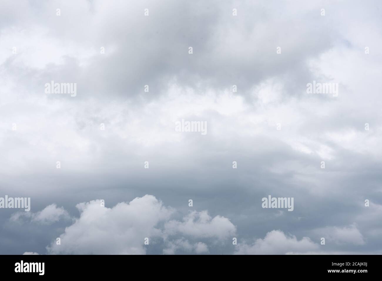 Nuvole bianche nel cielo blu. Sfondo naturale con nuvole. Salviamo il mondo. Foto Stock