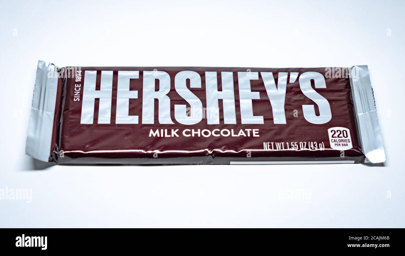 Un bar di HERSHEY'S Milk Chocolate bar su un bianco sfondo Foto Stock