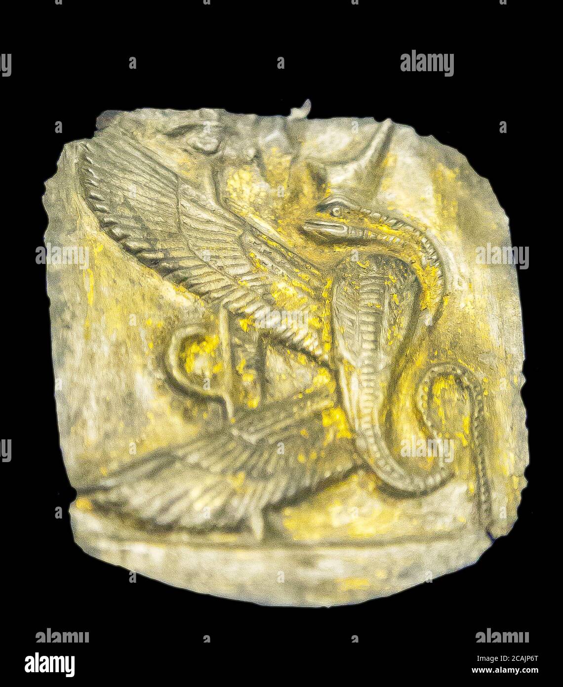 Cairo, Museo Egizio, pendente in argento che mostra una dea serpente alata. Fa parte di un paio: Le Dee dell'Alto Egitto e del basso Egitto. Foto Stock