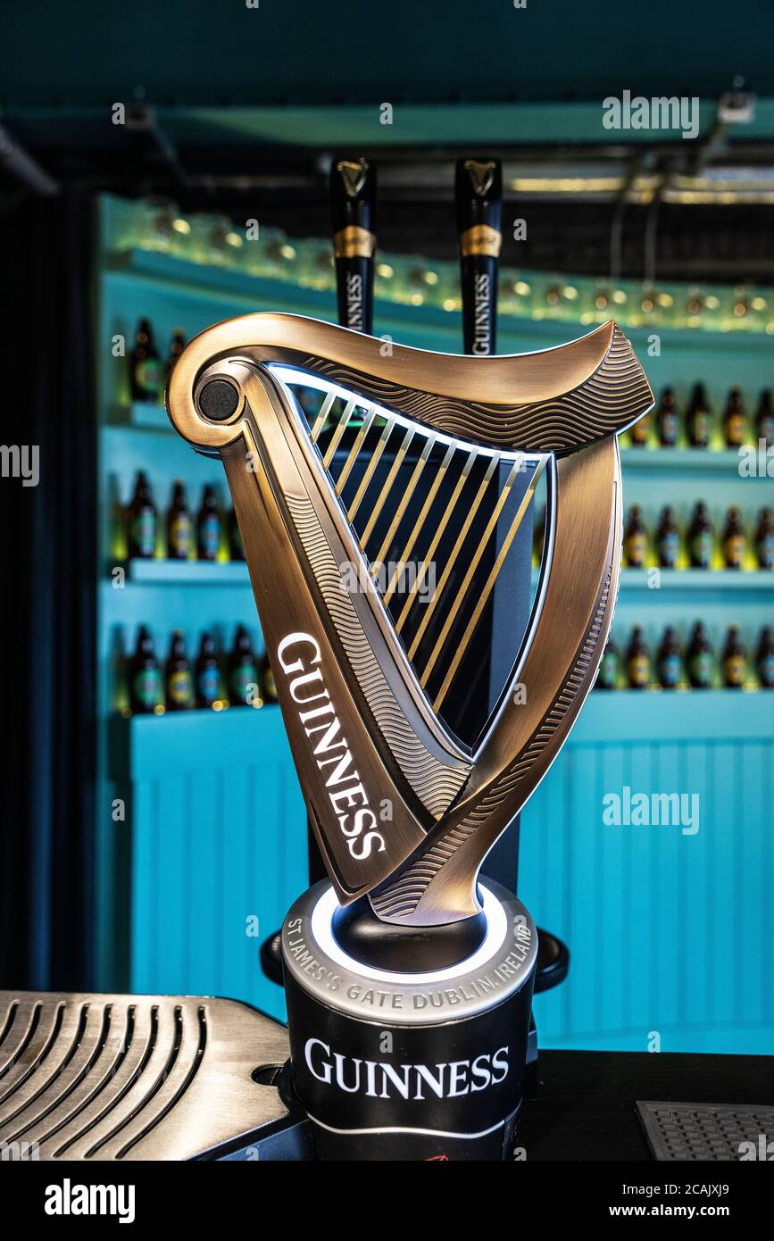 Dublino, Irlanda - 31 dicembre 2019: Distributore di birra con il segno della birra Guinness (St. James Gate Brewery) a Dublino, Irlanda Foto Stock