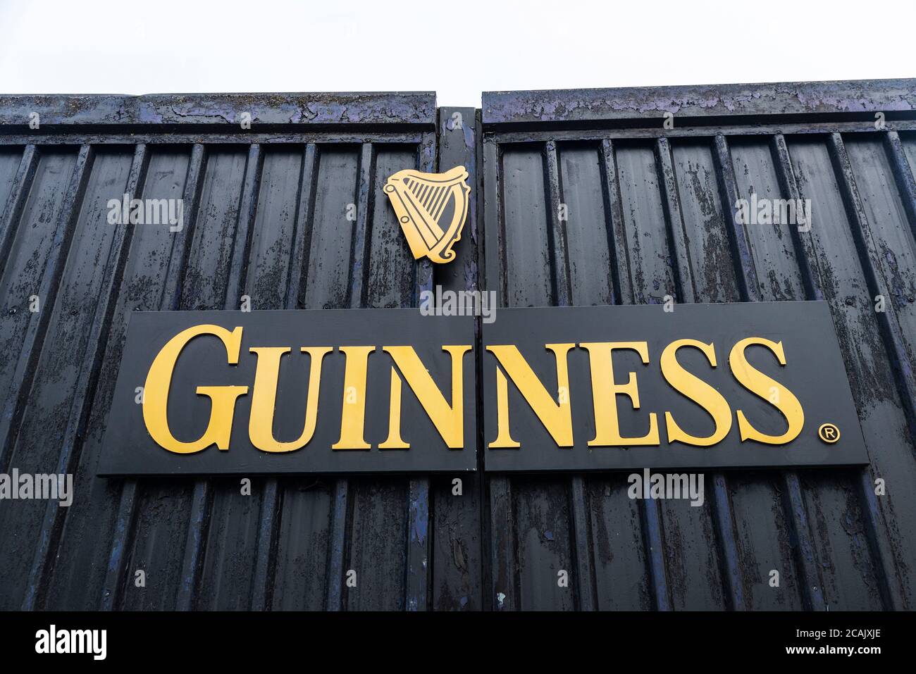 Dublino, Irlanda - 31 dicembre 2019: Segno della sede della fabbrica di birra Guinness (St. James Gate Brewery) a Dublino, Irlanda Foto Stock