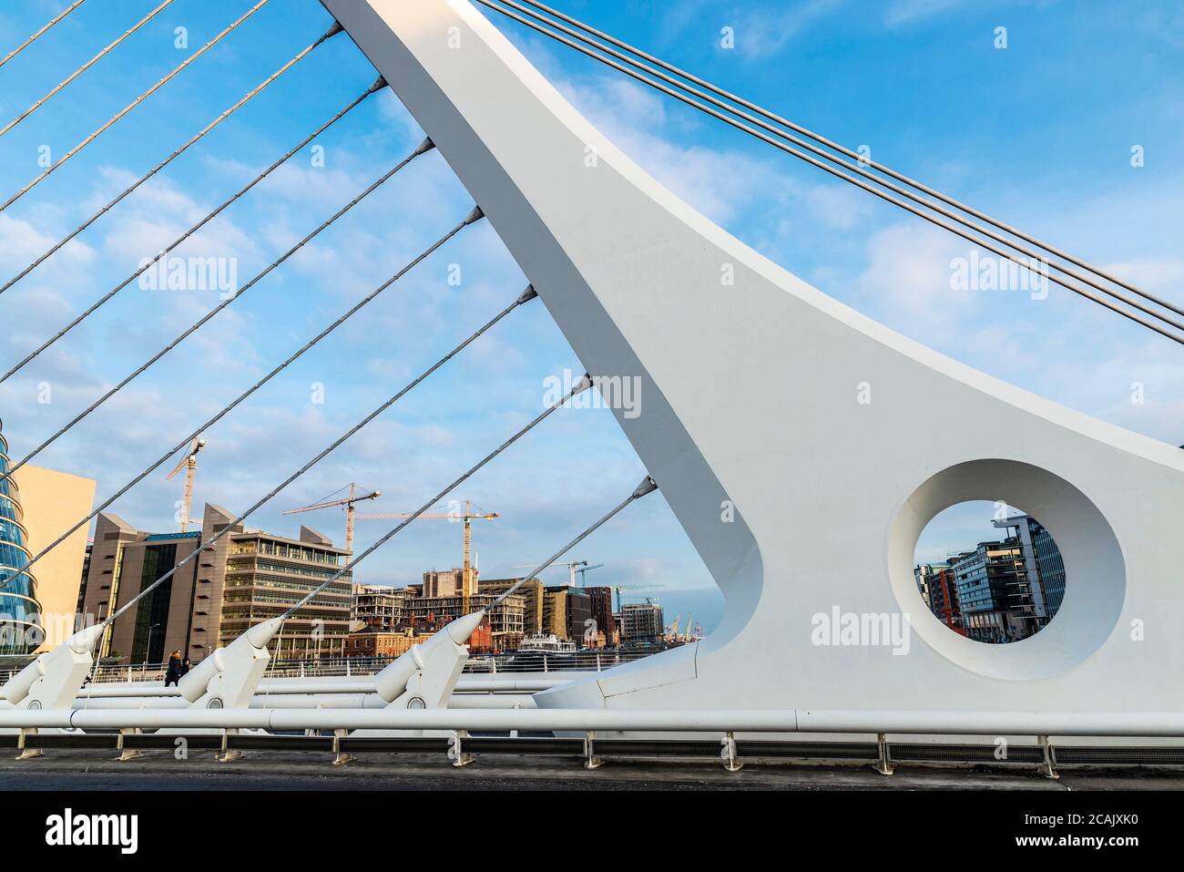 Dublino, Irlanda - 1 gennaio 2020: Ponte Samuel Beckett, progettato dall'architetto Santiago Calatrava, sul fiume Liffey nel Grand Canal Dock, Dugli Foto Stock