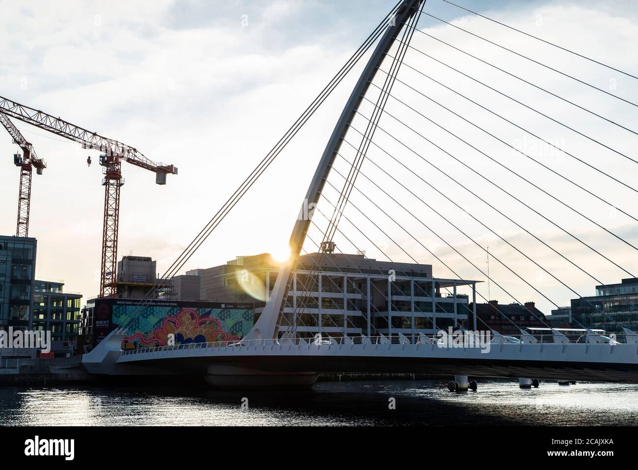 Dublino, Irlanda - 1 gennaio 2020: Ponte Samuel Beckett, progettato dall'architetto Santiago Calatrava, al tramonto sul fiume Liffey nel Canal Grande D. Foto Stock
