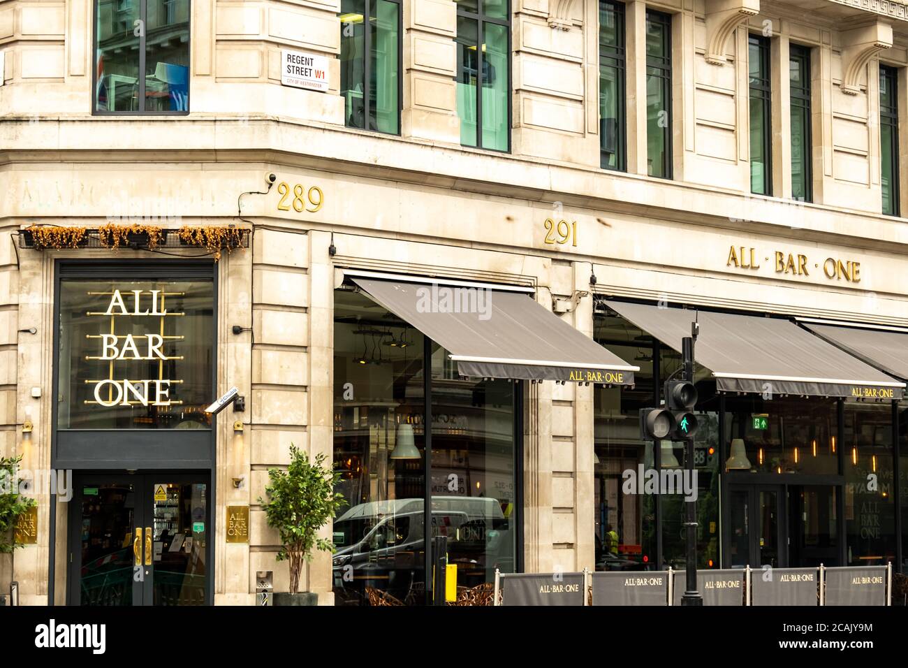 LONDON-All Bar One - catena di pub inglesi che serve birre alla spina e. cibo Foto Stock