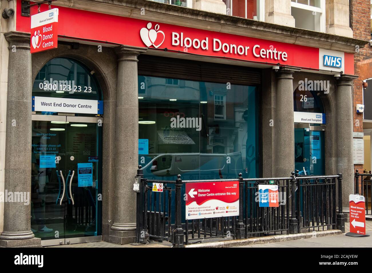 LONDRA- NHS Blood and Transplant Blood Donor Center, situato tra i negozi di alta strada nel centro di Londra Foto Stock